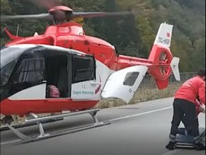 Trabzon'da ambulans helikopter yaralı işçi için kara yoluna indi