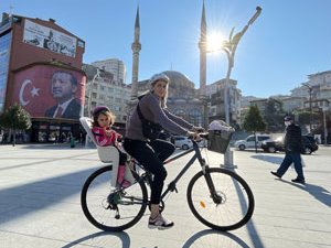 Rize'de okula bisikletiyle giden Nurgül öğretmen, öğrencilerine örnek oluyor
