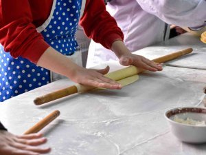 Liseli Öğrenciler Okullarının Mutfağında İhtiyaç Sahiplerine Yemek Yapıyor