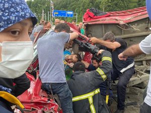 Rize’de Tur Otobüsü Kamyonete Çarptı: 1 Ağır Yaralı