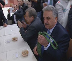 Gökçek'ten Rizeli Bakan'a kravat jesti