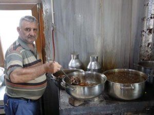 Sürmene'deki Lokantada Müşterilere Sunulan Haşlamanın Suyu Hiç Bitmiyor