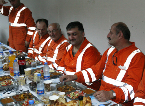 AK Partili vekiller yerin 600 metre altında iftar yaptı