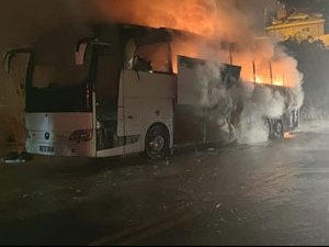Rize polis ekiplerini taşıyan otobüs Trabzon'da yandı