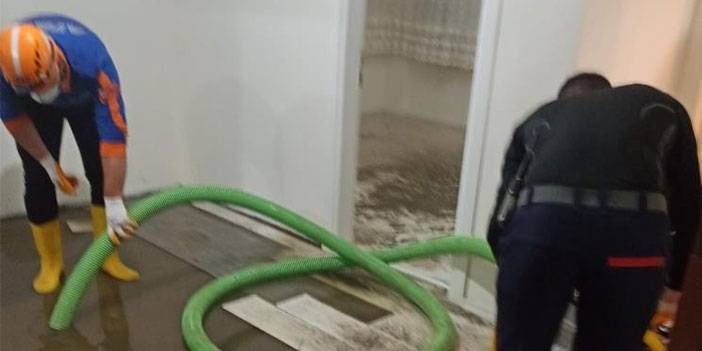 Rize'de yağışlar nedeniyle rögarlar tıkanınca evleri su bastı