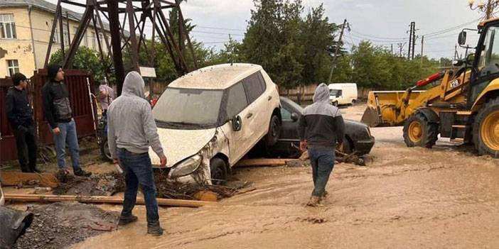 Gürcistan’da Şiddetli Yağış: Evleri Ve Bahçeleri Sular Bastı, Araçlar Hasar Gördü
