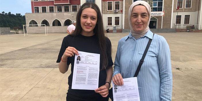 Rize'de anne kız aynı okulda sınava girdiler