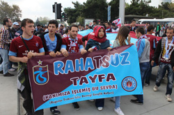 Trabzonspor Taraftarından Tff Binasına Taşlı Saldırı