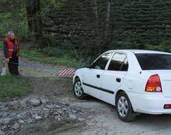 Rize’de sarhoşlardan bıkınca mahalle yolunu zincirle kapattı