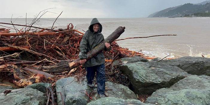 Rize'de sel sularının denize getirdiği odunlar kışlık yakacakları oldu