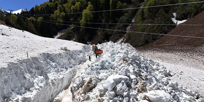 Rize'de yayla yollarında karla mücadele sürüyor