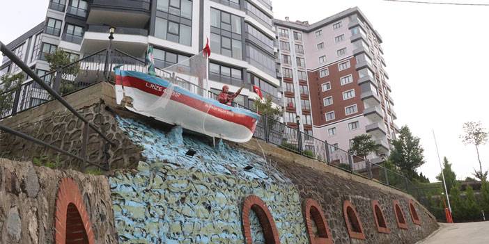 Rize'de emekli öğretmen "Gözümün önünde dursun" diye emektar kayığını yaşadığı sitenin girişine yerleştirdi