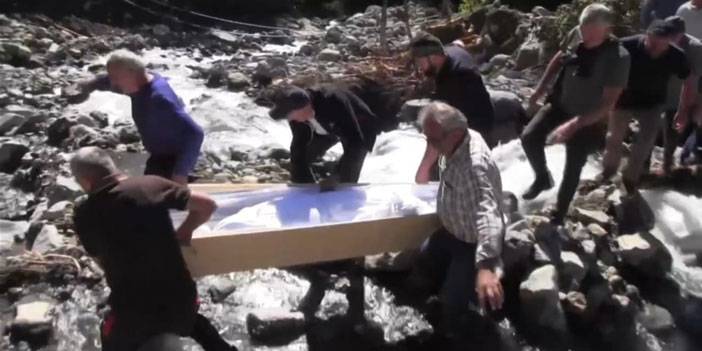 Sel afetinde yol çöktü; cenaze omuzlarda ve elden ele taşındı