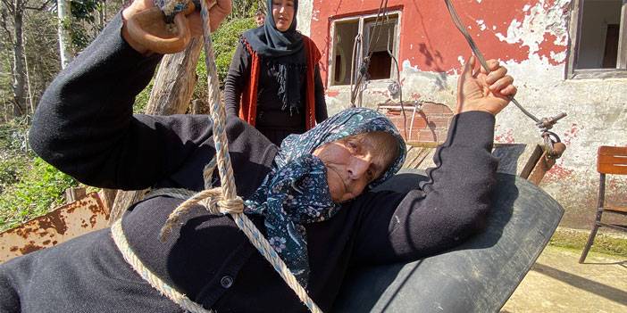 Rize'de yol olmayan eve çelik tel üzerinde tehlikeli yolculuk