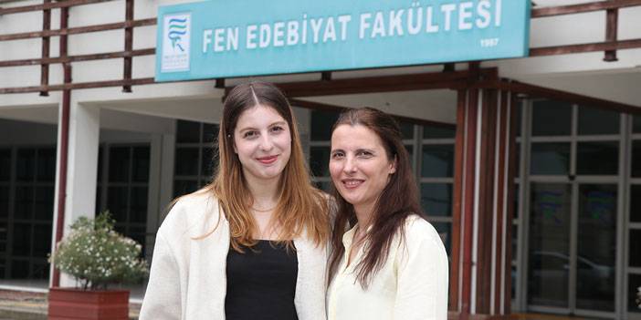 Rize'de üçüncü üniversite diplomasını birincilikle alan kadın kızına örnek oldu