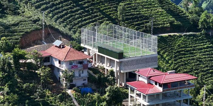 Rize'de düz alan bulamayınca çay alım yerinin üstü halı saha oldu