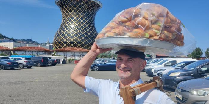 Rize'de 34 yıldır ekmeğini başının üstünde taşıdığı tepsi ile kazanıyor