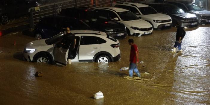 Trabzon'da Şiddetli Sağanak: Kenti Su Bastı, Ulaşım ve Havalimanı Durma Noktasına Geldi