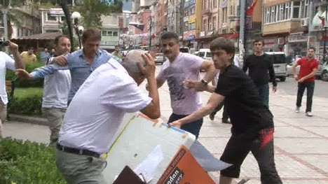 Rize’de Demirtaş’ın Seçim Standına Saldırı