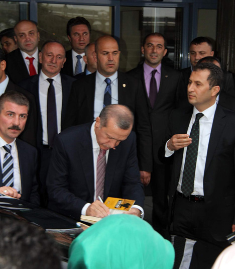 Cumhurbaşkanı Erdoğan'ın Rize'de İmzaladığı Kitap