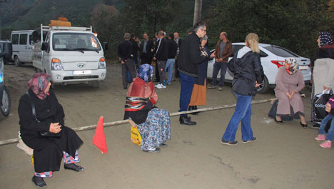Rizeli kadınlardan ilginç yol kapatma eylemi