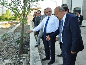 Rizeli Vali Karaloğlu İnşaatı Beğenmedi Fırçayı Bastı: 'Sizi Buraya Gömerim'