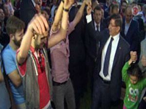 Başbakan Davutoğlu Rizeli Gençlerle Horon Etti