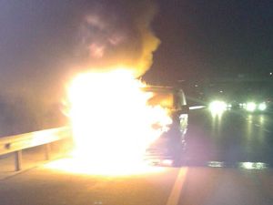 Rize’de Seyir Halinde Yanan Otomobildeki Aile Ölümden Döndü