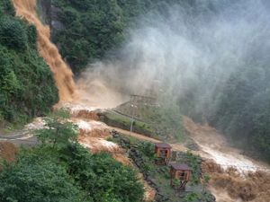 Rize’deki Şiddetli Yağış Turistik Şelaleyi İşte Bu Hale Getirdi