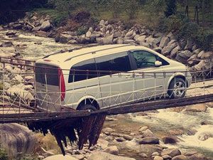 Rizeli Bu Kez Asma Köprüden Otomobiliyle Geçmeye Kalktı