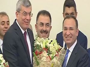 Rizeli Bakan Kenan İpek Bakanlık Görevini Bekir Bozdağ'a Devretti