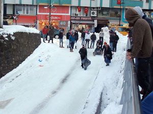 Trafiğe kapanan yolu, kayak pistine çevirdiler