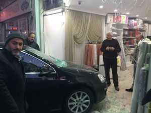 Rize’de Lüks Otomobil Dükkana Böyle Girdi
