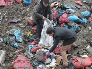 Türkmenler İçin Toplanan Yardımlar Çöpten Çıktı