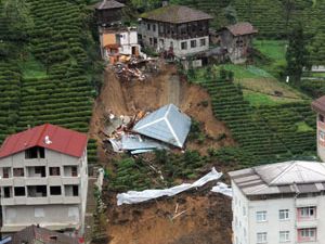Rize’de Heyelan 1 Ev Yıkıldı