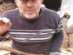 Rizeli Vatandaş Reklama Aldandı, Kızdı, Odun Motorunu Balta ile Parçaladı