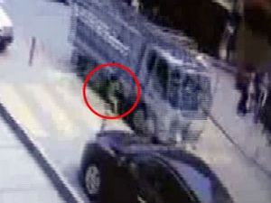 Rize'de Yolun Karşısına Geçen Çocuğa Kamyon Çarptı