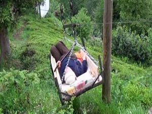 Hasta Babasını İlkel Teleferikle Taşıyor
