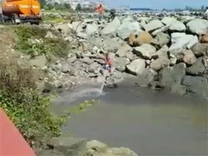 Rize’de Sahili Lağım Kokusu Sardı Belediye Denizi Suyla Yıkadı !
