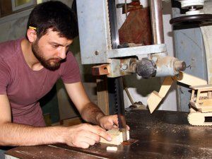 Rizeli Genç Ahşaptan 25 Çeşit Organik Oyuncak Yapıyor