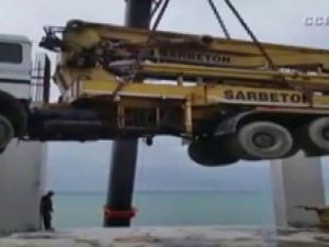 Rize'de Beton Dökme Aracını Çatıya Böyle Çıkardılar