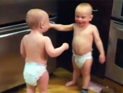 İkiz Bebeklerin Sohbeti Tık Rekoru Kırdı