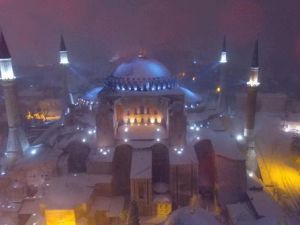 Sultanahmet'te eşsiz kar manzarası havadan görüntülendi