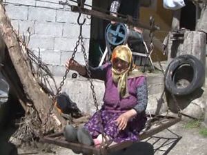 15 Yıldır Kendi Kurdukları Teleferik Sistemi İle Evlerine Gidip Geliyorlar